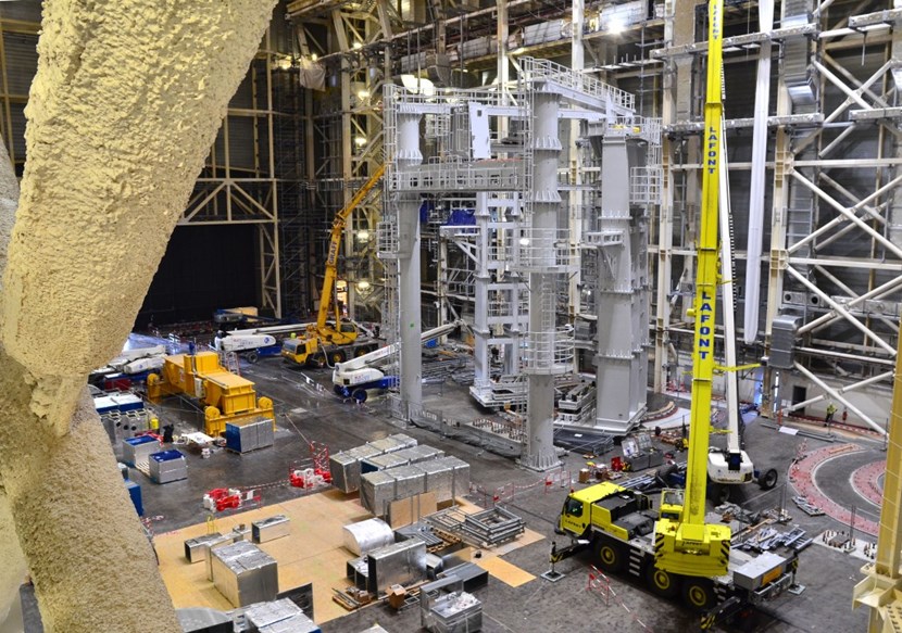 Fournis par la Corée, installés par la société CNIM de La Seyne-sur-Mer, les outils de sous-assemblage conjuguent, comme souvent à ITER, deux extrêmes: les dimensions de la construction navale et la précision de l'horlogerie. (Click to view larger version...)
